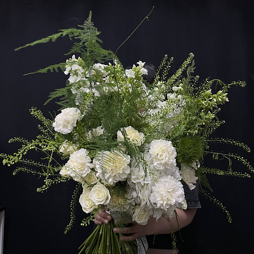 Авторский микс с белыми лилиями, гортензией, гвоздиками, каллами, кустовыми розами и декоративной зеленью с доставкой в Москве