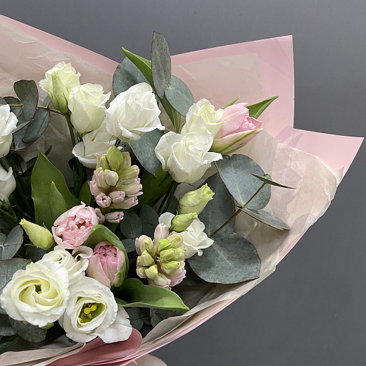 Мини букет из белой эустомы, гиацинтов и тюльпанов в розовой упаковке с лентой с доставкой в Москве