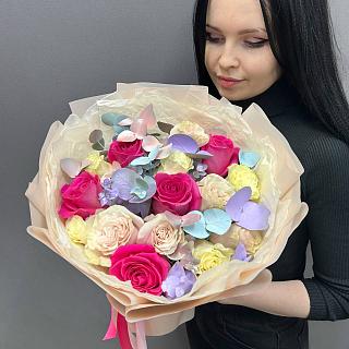 Микс из 15 Эквадорских роз с цветным эвкалиптом