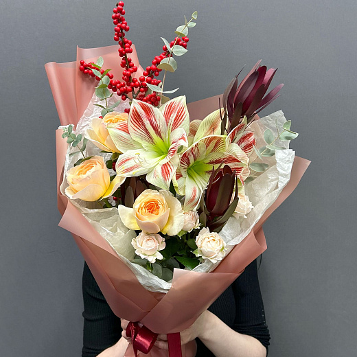 Сезонный букет с красно-белым амариллисом, красным илексом и леукадендроном  по лучшей цене в Москве Сезонный букет с красно-белым амариллисом, красным илексом и леукадендроном  с доставкой в Москве
