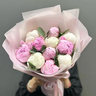 Микс из 11 пионов и эвкалипта
