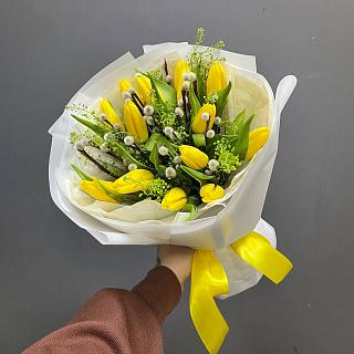 Букет из 15 желтых тюльпанов, вербы и тласпи в матовой плёнке