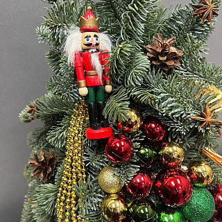 Елка из нобилиса с разноцветным декором и щелкунчиком