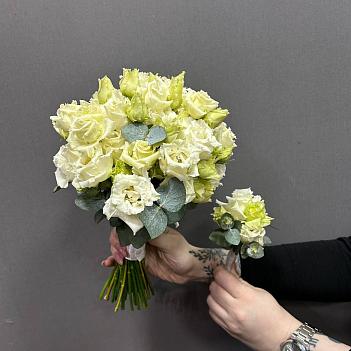 Букет невесты из белой, махровой эустомы