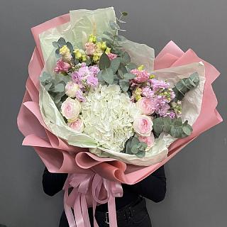 Букет из гортензии, пионовидных роз, маттиолы и эустомы.