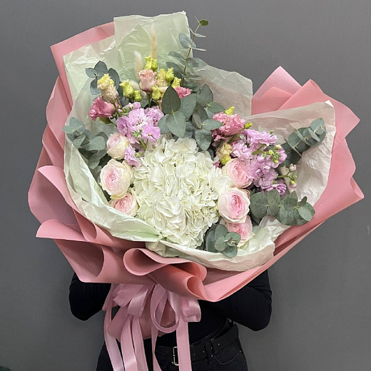 Букет из гортензии, пионовидных роз, маттиолы и эустомы. с доставкой в Москве