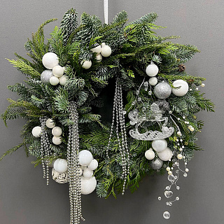 Венок новогодний с белым декором