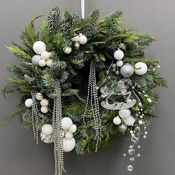 Венок новогодний с белым декором Венок новогодний с белым декором