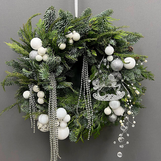 Венок новогодний с белым декором по лучшей цене в Москве Венок новогодний с белым декором с доставкой в Москве