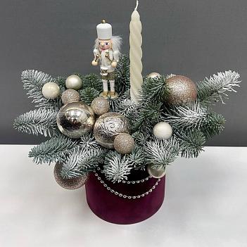 Новогодняя, бархатная коробка со свечой и щелкунчиком