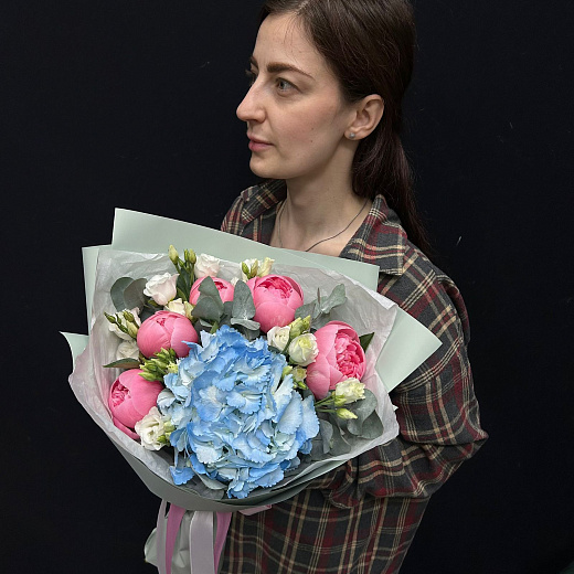 Микс из голубой гортензии, лососевыми пионами и эустомой с доставкой в Москве