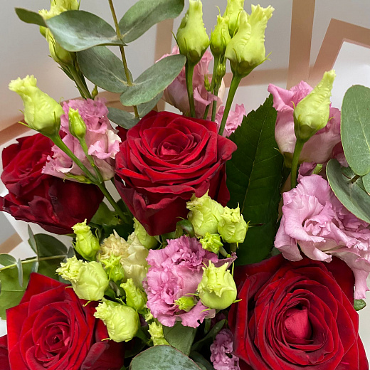 Букет-комплимент из красных роз и розовой эустомы
