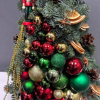 Елка из нобилиса с разноцветным декором и щелкунчиком