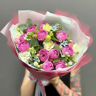 Микс из пионовидных роз Мисти Баблс, эустомы и  голубого оксипеталлума