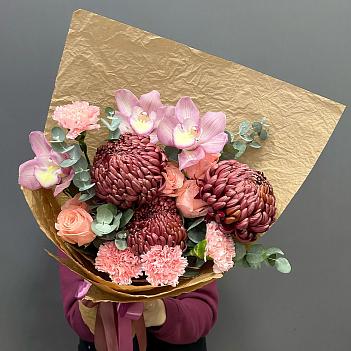 Микс с сезонной хризантемой Бигуди и розовой орхидеей