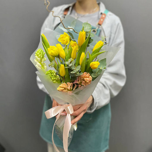Букет из тюльпанов, гиацинтов и нарциссов в декоративной упаковке  с доставкой в Москве