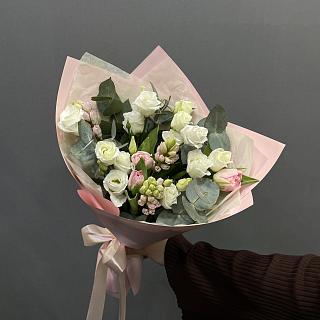 Мини букет из белой эустомы, гиацинтов и тюльпанов в розовой упаковке с лентой