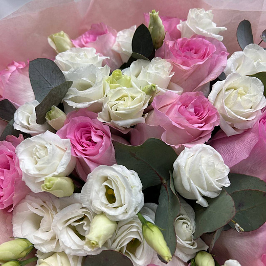 Микс из розовых роз с белой эустомой и эвкалиптом в  с доставкой в Москве