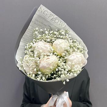 Букет из 5 белых пионов и гипсофилы