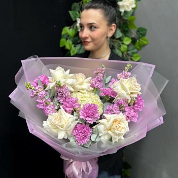 Букет с французскими розами, гортензией, маттиолой и диантусами