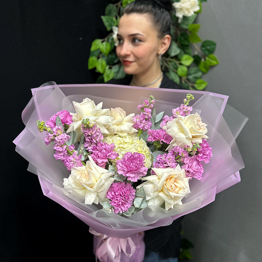 Букет с французскими розами, гортензией, маттиолой и диантусами с доставкой в Москве