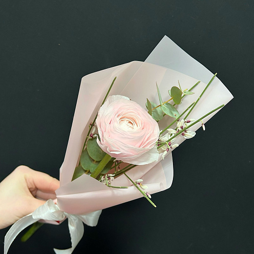 Микс с ранункулюсом и генистрой с доставкой в Москве