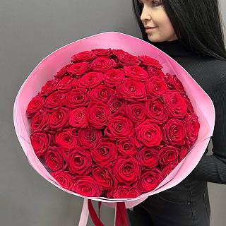 Букет из 51 красной розы в розовом фоамиране с лентой