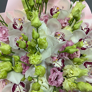 Букет из белых орхидей и эустом