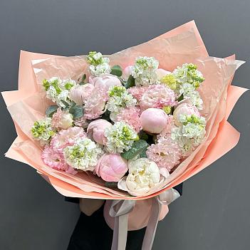 Микс из пионов Гардения, эустомы и белой маттиолы