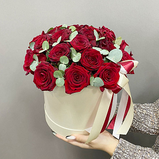 Шляпная коробка с 25 красными розами и эвкалиптом