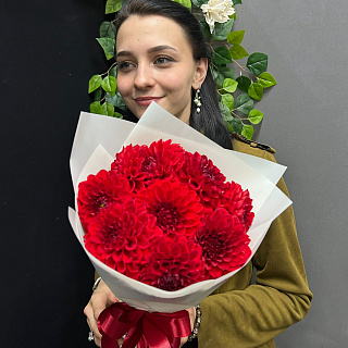 Букет из 9 красных георгин