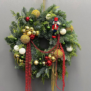 Венок из нобилиса с декором и щелкунчиком