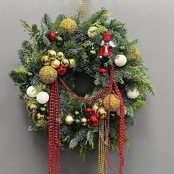 Венок из нобилиса с декором и щелкунчиком