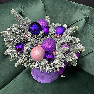 Фиолетовая коробка с новогодним декором