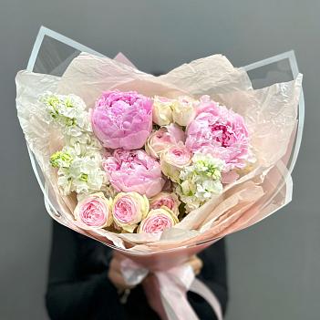 Микс из розовых пионов, кустовых роз и белой маттиолы