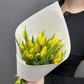 Букет из 19 желтых тюльпанов в белом фоамиране