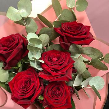 Букет из 5 красных роз с эвкалиптом