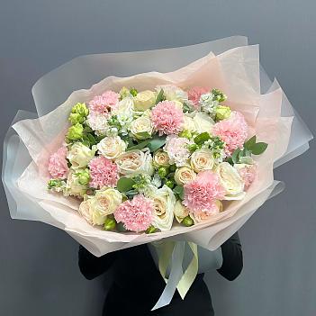 Микс с кустовыми розами, белой маттиолой и гвоздикой