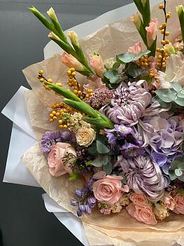 Осенний микс с илексом, сезонной хризатемой гладиолусами и гортензией 