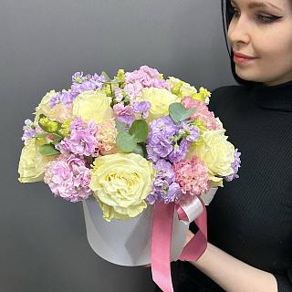 Микс из Эквадорских роз, маттиолы и эустомы в шляпной коробке