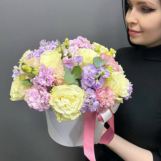 Микс из Эквадорских роз, маттиолы и эустомы в шляпной коробке по лучшей цене в Москве Микс из Эквадорских роз, маттиолы и эустомы в шляпной коробке с доставкой в Москве