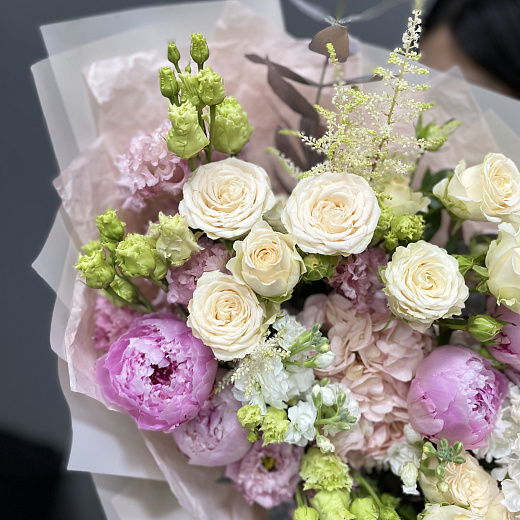 Букет из пионов Сара Бернар, пионовидных роз, эустомы и маттиолы по лучшей цене в Москве Букет из пионов Сара Бернар, пионовидных роз, эустомы и маттиолы с доставкой в Москве