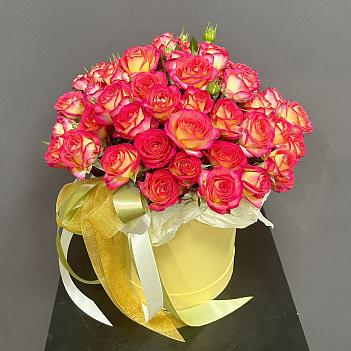 Букет из двухцветных кустовых роз в шляпной коробке