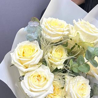 Монобукет из 9 эквадорских белых роз со стифой