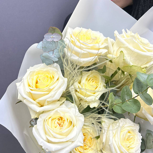 Монобукет из 9 эквадорских белых роз со стифой с доставкой в Москве