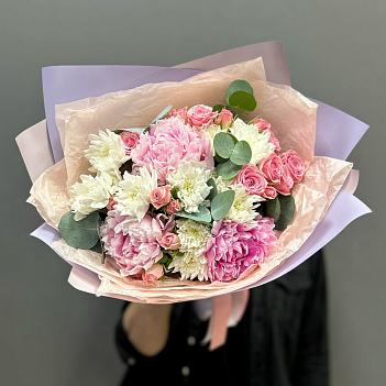 Микс из пионов Сара Бернар, кустовых роз и хризантемы