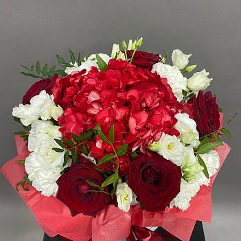 Букет из роз, гортензии, эустом и гвоздик в белой коробке