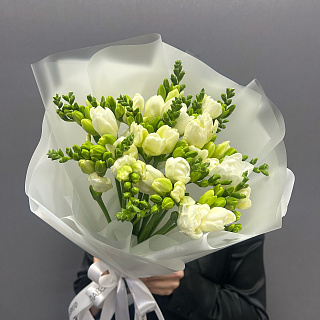 Монобукет из 19 белых фрезий 