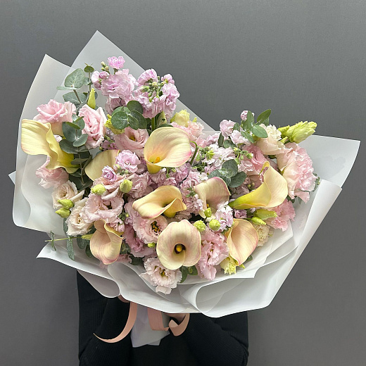 Микс с каллами, эустомой и маттиолой с доставкой в Москве