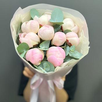 Букет из 9 пионов Гардения с эвкалиптом 